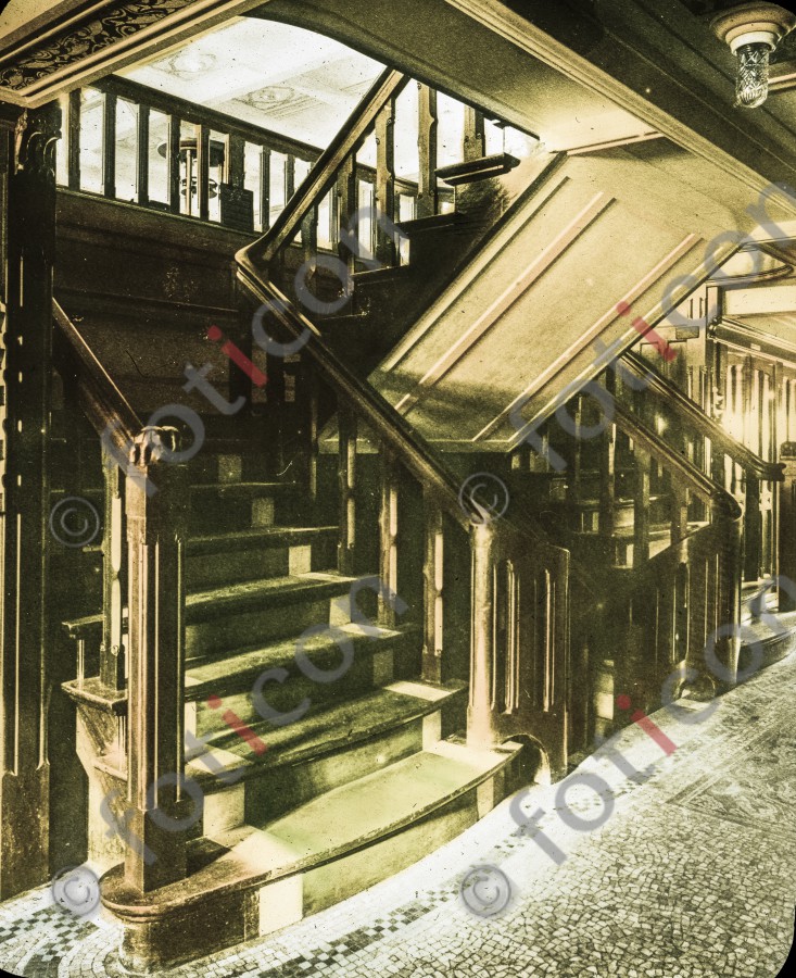 Treppen auf der RMS Titanic | Stairs on the RMS Titanic - Foto simon-titanic-196-016-fb.jpg | foticon.de - Bilddatenbank für Motive aus Geschichte und Kultur